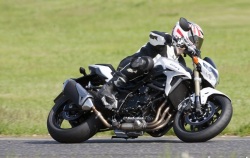 przyspieszenie suzuki gsr750 2011 test motocykla 14