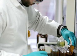 Chemik wybiera probki substancji smarnej