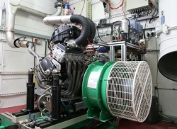 silnik sportowy w komorze testowej