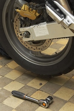 przygotowanie do regulacji luzu lancucha motocyklowego warsztat scigacz mg 0186