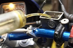 odessanie starego plynu wymiana hamulcowego motocykla warsztat scigacz mg 0202