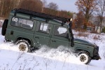 Jazda na oponach kolcowanych Land Rover w sniegu