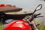 Ducati Monster nad jeziorkiem