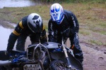 Podnoszenie motocykla po glebie