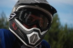 Motocyklista w kasku Dominik Kopec