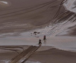 Dakar 2011 motocyklisci jada po blocie etap 12