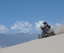 motocyklista na wydmie rajd dakar 2011 etap 10