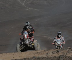 zawodnicy podejzdzaja pod gore Dakar 2011