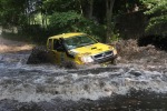 Toyota przeprawia sie przez rzeke