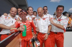 Loris i szczesliwa ekipa Ducati foto Ducati 7 6