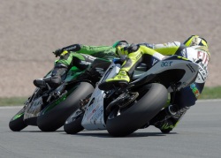 Rossi atakuje de Puniet Foto Yamaha 7 9