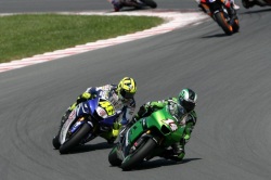 Rossi tuz przed feralnym atakiem Foto Yamaha 7 8