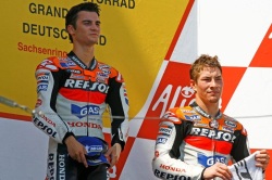 Zespol Repsol Honda w komplecie na podium foto Honda 7 7