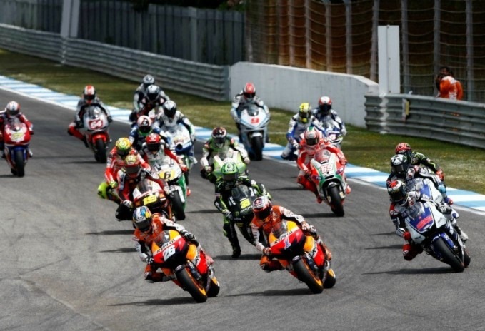 Poczatek wyscigu MotoGP 2012 Estoril z