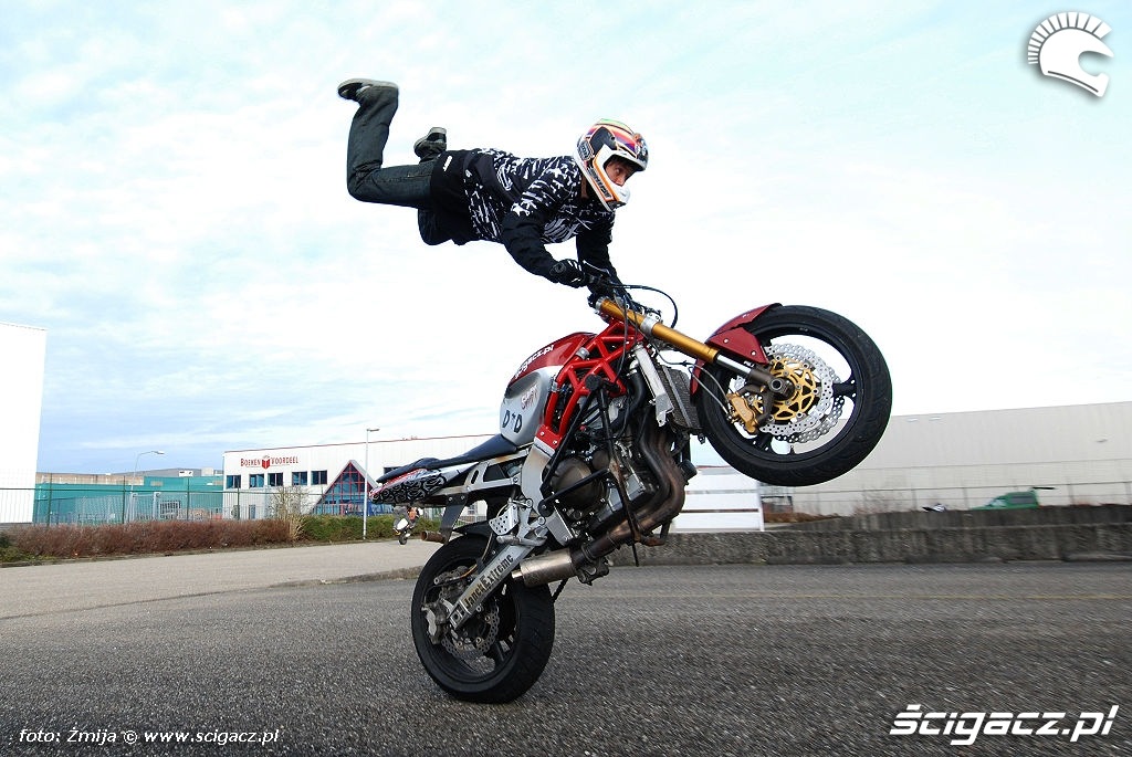 Wyskok na motocyklu stunt Stunter13