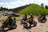 zawodnicy pola przedstartowe radom supermoto motocykle lipiec 2008 b mg 0026
