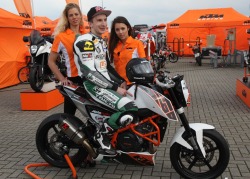 Adrian Pasek i dziewczyny KTM