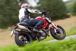 szybki zakret Ducati Monster