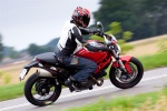 w zakrecie Ducati Monster 796 2011