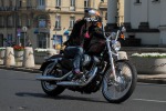 Dziewczyna na Harley Davidson Sporster 72