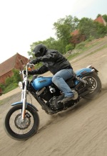 w czasie jazdy Harley Davidson Street Bob
