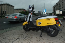 skuter Yamaha przed burza