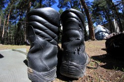 Buty po mozolnym spacerze na Elbrus wygladaly jak obraz nedzy i rozpaczy