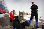 Przy beczkach na Elbrusie od lewej Ormianin kot Polak