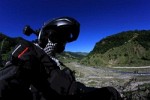 Zdjecie motocyklisy na tle panoramy Gruzji
