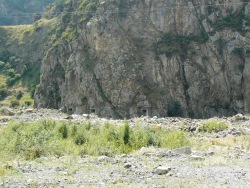 44 Gruzinska Droga Wojenna przydrozne bunkry nad rwacym potokiem