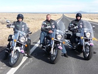 Trzy motocykle i dluga prosta