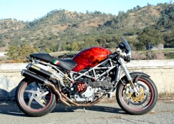 Ducati Monster S4R pali sie bak