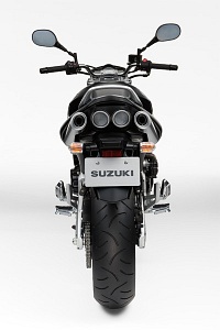 Suzuki GSR z tylu