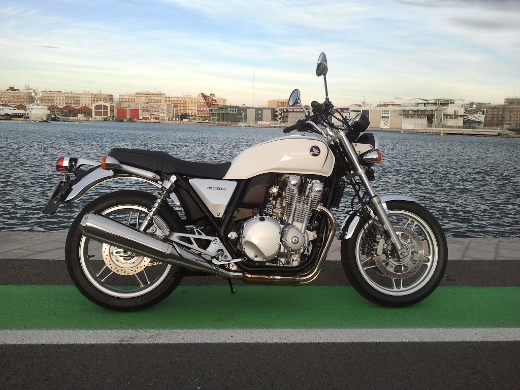 Honda CB1100 2013 w porcie z
