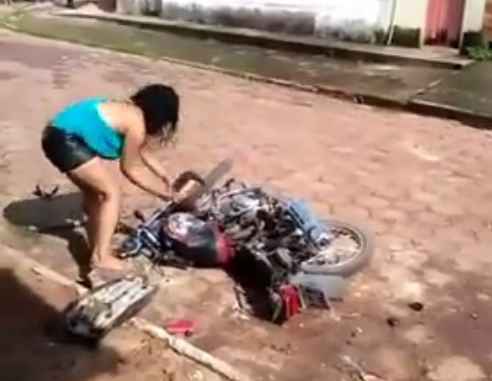 kobieta niszczy motocykl z