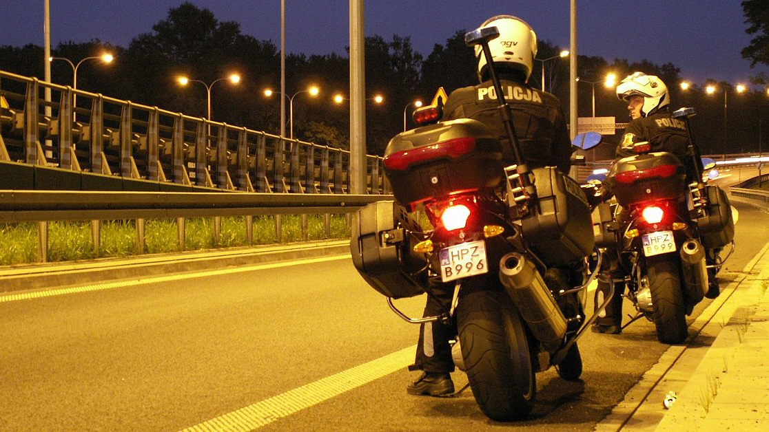 patrol czeka na zloczyncow z