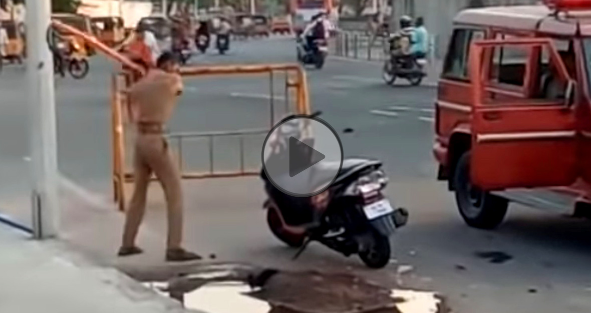 Indyjski policjant demoluje skuter z