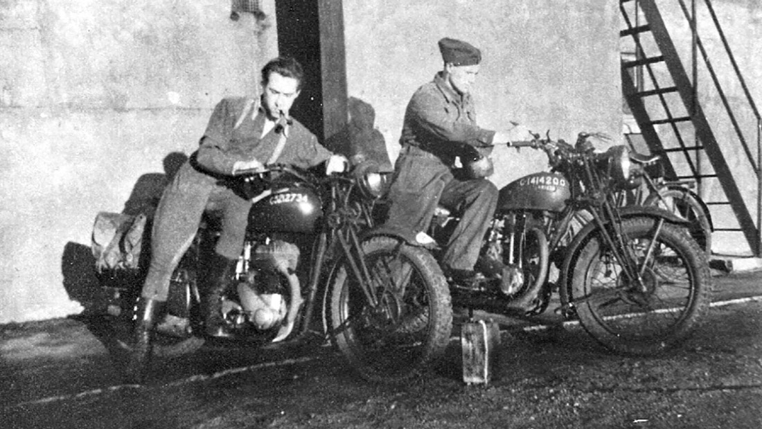 Zolnierze Polskich Sil Zbrojnych na Zachodzie przy motocyklach od prawej Ariel WNG BSA M20 z