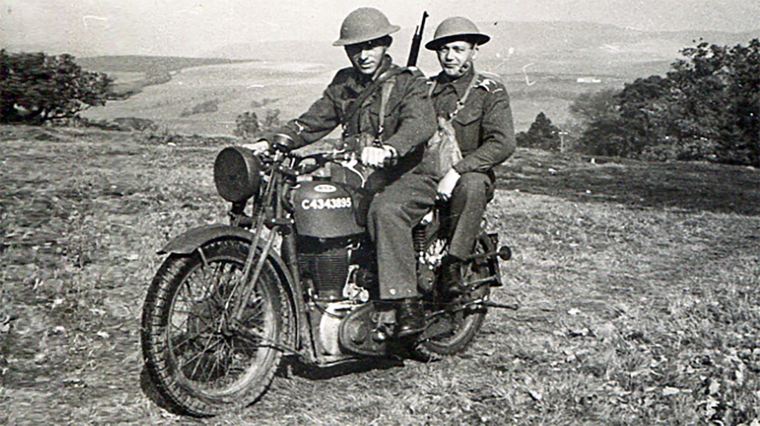 zolnierze Polskich Sil Zbrojnych na Zachodzie na motocyklu BSA M20 Szkocja z