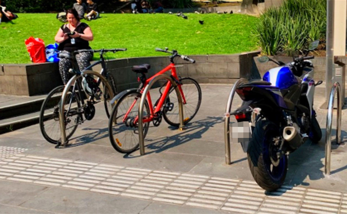 parkowanie motocykla przy stojakach rowerowych 1 z