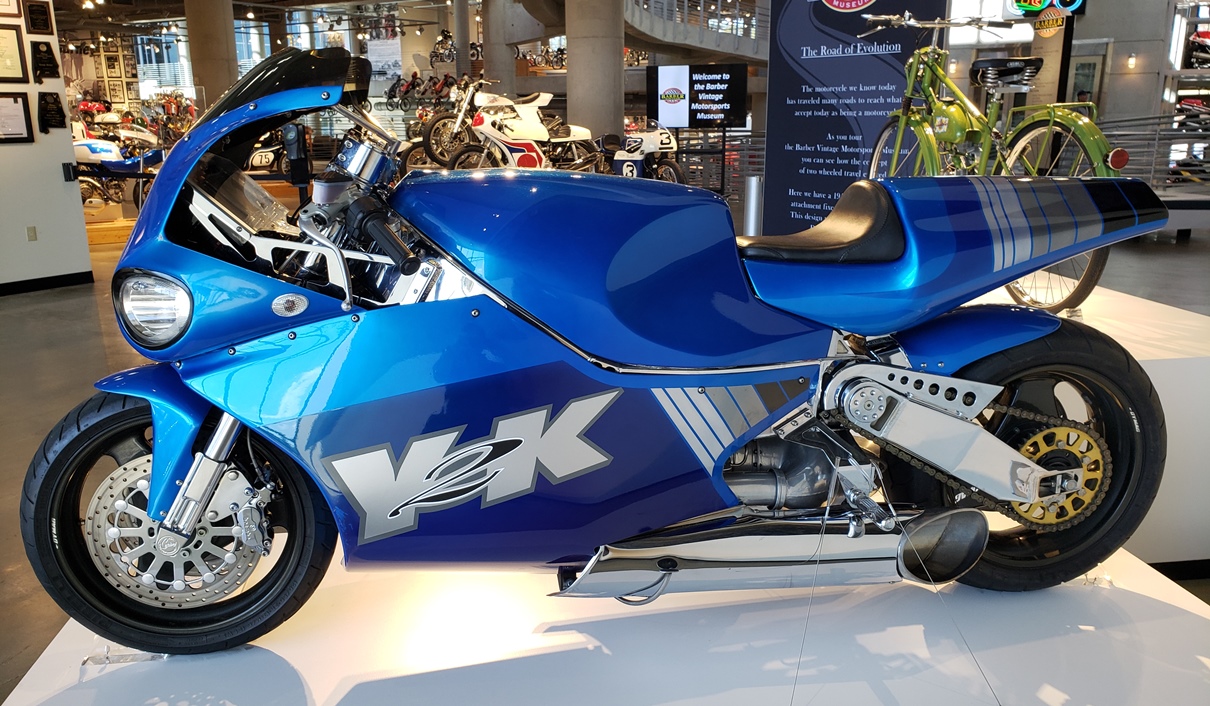 1 Motocykla MTT Y2K z silnikiem turbinowym z pierwszej serii produkcyjnej z lat 2000 2005 Fotografie Wojtek Miezal z
