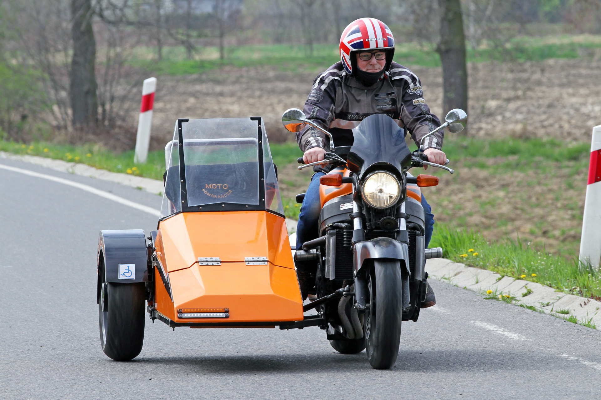 Sidecar Moto Pomarancza z koszem z