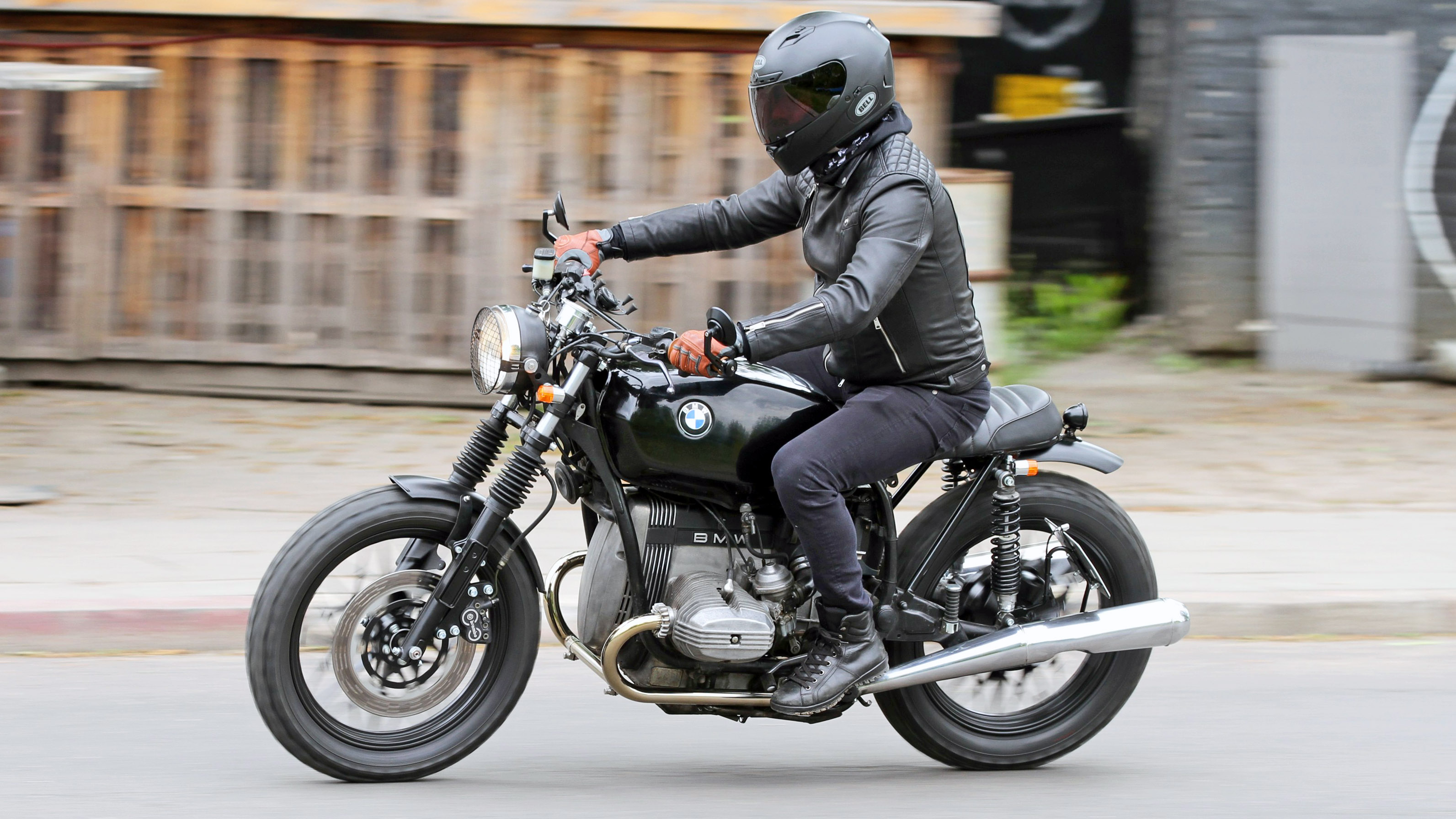 BMW R65 custom scrambler jazda po drodze z