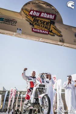 Michal Hernik na mecie Abu Dhabi Desert Challenge 2014