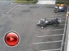 Motocykl sam przewraca się na parkingu