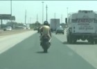 Borat na motocyklu - jazda w męskim bikini