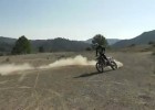 Dominator Extreme Enduro popisuje si na motocyklu