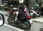 Dziecko pi w czasie jazdy skuterem