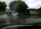 Jazda motocyklem w czasie powodzi
