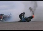 Motocykl staje w płomieniach - ognisty stunt